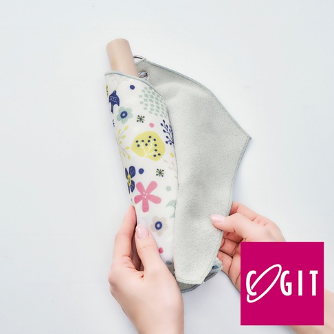 一雙手正將一個淺綠色內襯、印有彩色花卉圖案的短款傘套展開，傘套頂端有金屬掛環。