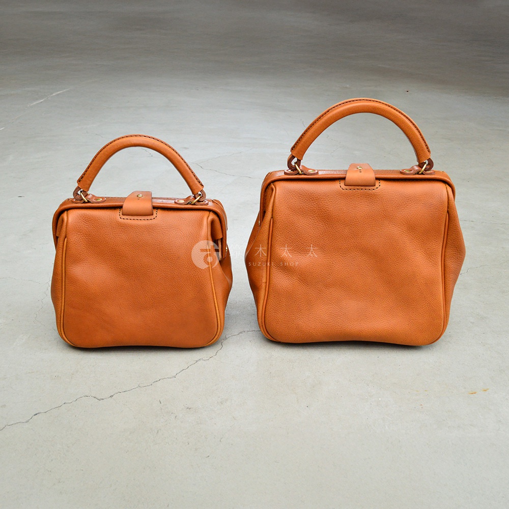 兩款棕褐色皮革方形口金托特包，帶有提把和金屬扣環。