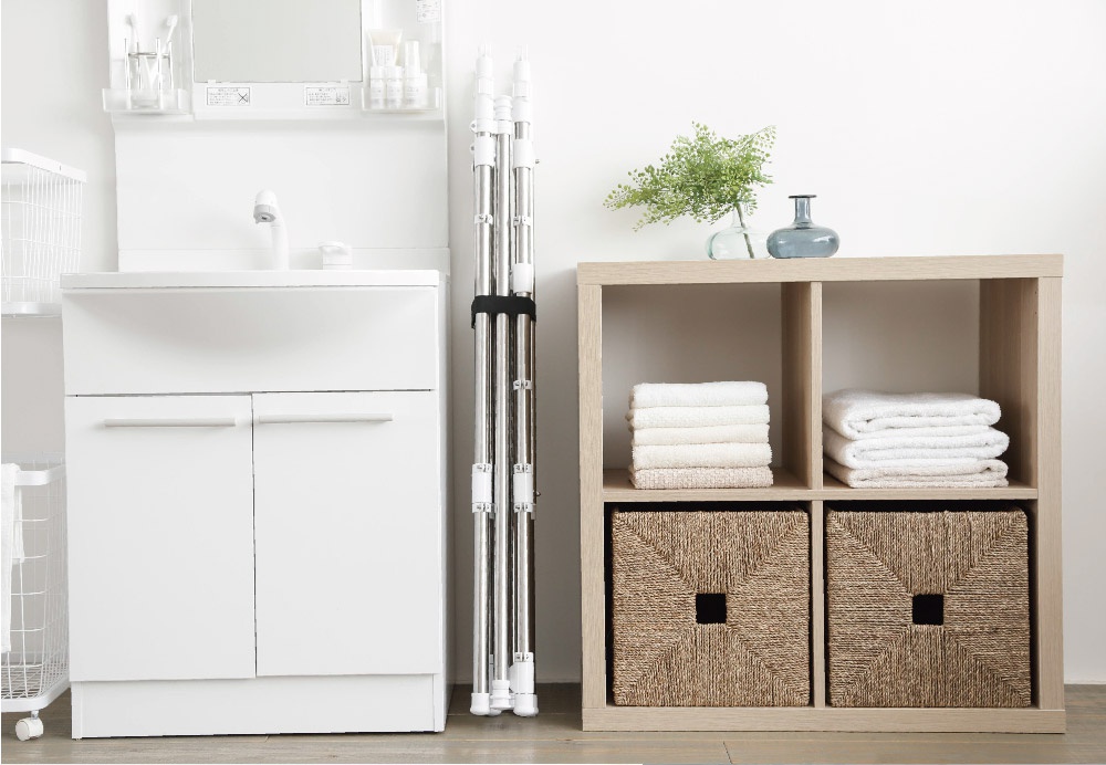 雙桿不鏽鋼大容量曬衣架，銀色金屬材質，結構穩固，可折疊收納，適合居家空間使用。