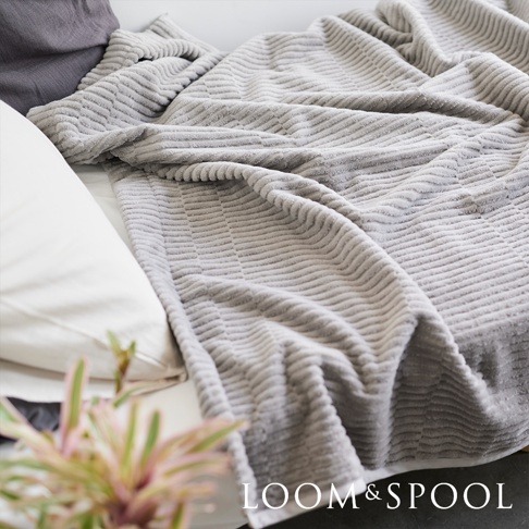 灰色立體直紋純棉微厚單人毯，柔軟舒適，紋理細緻，搭配簡約居家風格。