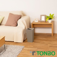 灰色方形半開垃圾桶，約9公升容量，置於木質地板上，旁邊有沙發、茶几、時鐘、相框及盆栽。