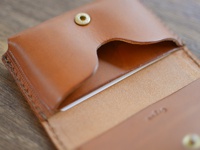 職人手作皮革Organ名片夾，淺棕色皮革，內部有隔層，頂部有黃銅按扣。
