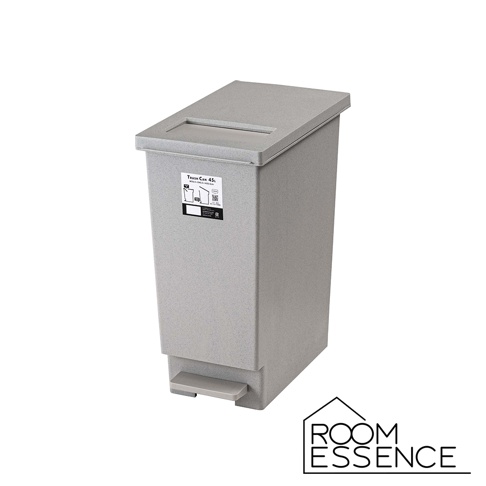 淺灰色 45L 附蓋簡約垃圾桶，帶有腳踏板和頂部傾斜開口，表面有細微顆粒紋理，底部有腳踏板。