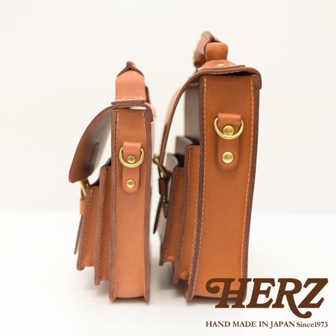 兩款棕色皮革單肩兩用小方包，側面展示，帶有黃銅五金配件和縫線細節。