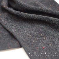 深灰色長毛巾，布料帶有細小的彩色斑點，質地柔軟，部分區域有褶皺。