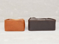 兩款職人手作皮革Organ方形托特包，一款為淺棕色，另一款為深棕色，皆採用皮革材質，方形設計，配有提把。