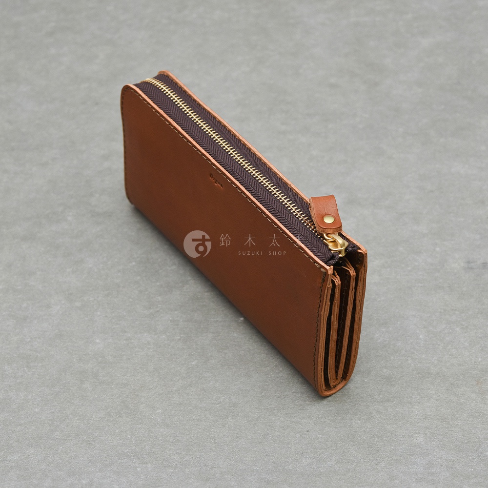 職人手作皮革Organ大容量拉鍊長夾，咖啡色，拉鍊為金色，搭配棕色皮革拉片，整體風格簡約大方，皮革紋理細緻。