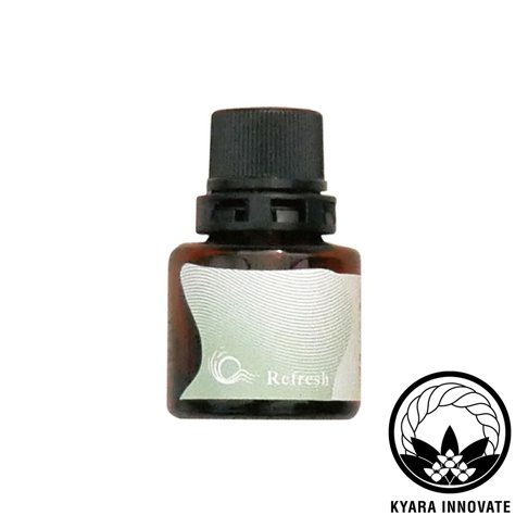 KYARA INNOVATE 品牌標誌旁有一小瓶琥珀色精油，瓶身上印有「Refresh」字樣和綠色波浪圖案。