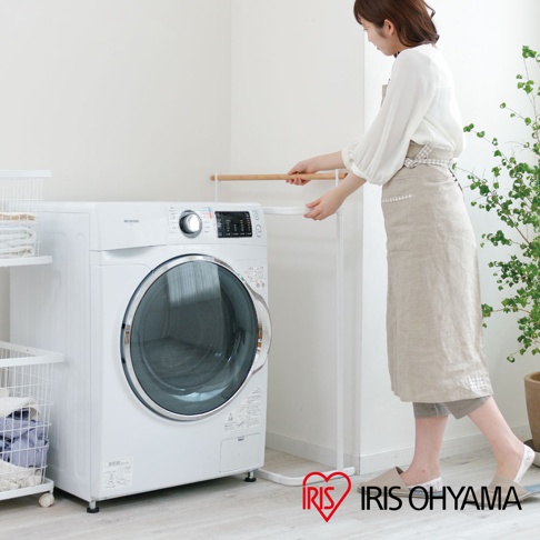 原木造型毛巾架，白色支架搭配兩根原木橫桿，簡約設計，與白色洗衣機和洗衣籃擺放在明亮空間。