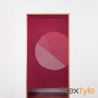 深紅色布質門簾，中央有一個由細緻白色幾何圖案組成的半圓形印花。