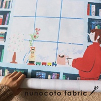 無框帆布藝術海報，描繪窗邊書架旁，一人手持咖啡杯，一旁有落地燈、花瓶、玩具火車。畫風簡潔，色彩柔和，背景為藍色窗格。