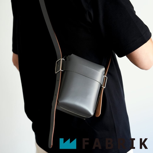 FABRIK 皮革可拆式多用途迷你斜背包，展現簡約時尚風格