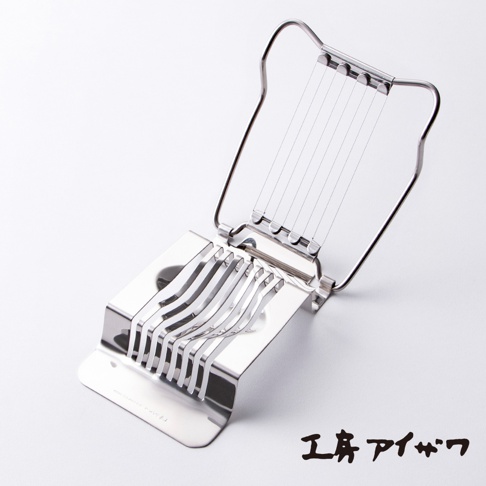 銀色不鏽鋼切蛋器，帶有弧形框架，內部裝有六根細切割線，下方有七個彎曲的切割刀片，用於將雞蛋切成片狀。