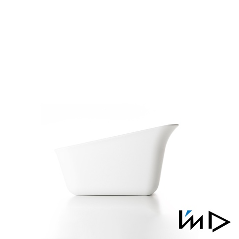 白色RETTO曲面一體簡約方形浴室舀水盆，材質厚實，邊緣圓潤，造型流暢，底部穩固，背景純淨。