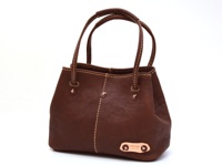 職人手作深棕色皮革兩用托特包，包身線條流暢，配有雙提把和裝飾性縫線，底部飾有品牌標誌皮革牌。