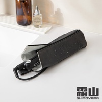 黑色捲髮棒隔熱收納袋，外層為防水材質，內襯為銀灰色，拉鍊設計，袋身有水珠。