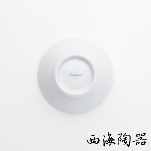 白色陶瓷飯碗底部，印有「Common JAPAN」字樣。