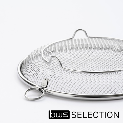bws SELECTION 標誌旁是可拆式不鏽鋼圓形簡約萬用瀝水盤的特寫，盤面為網狀篩網，邊緣有金屬環和鉤子，背景為白色。