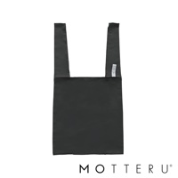 這是一個黑色的大容量摺疊環保隨行袋，由輕質尼龍材質製成，有兩個長提把，左側提把上縫有白色標籤，印有「MOTTERU」字樣。