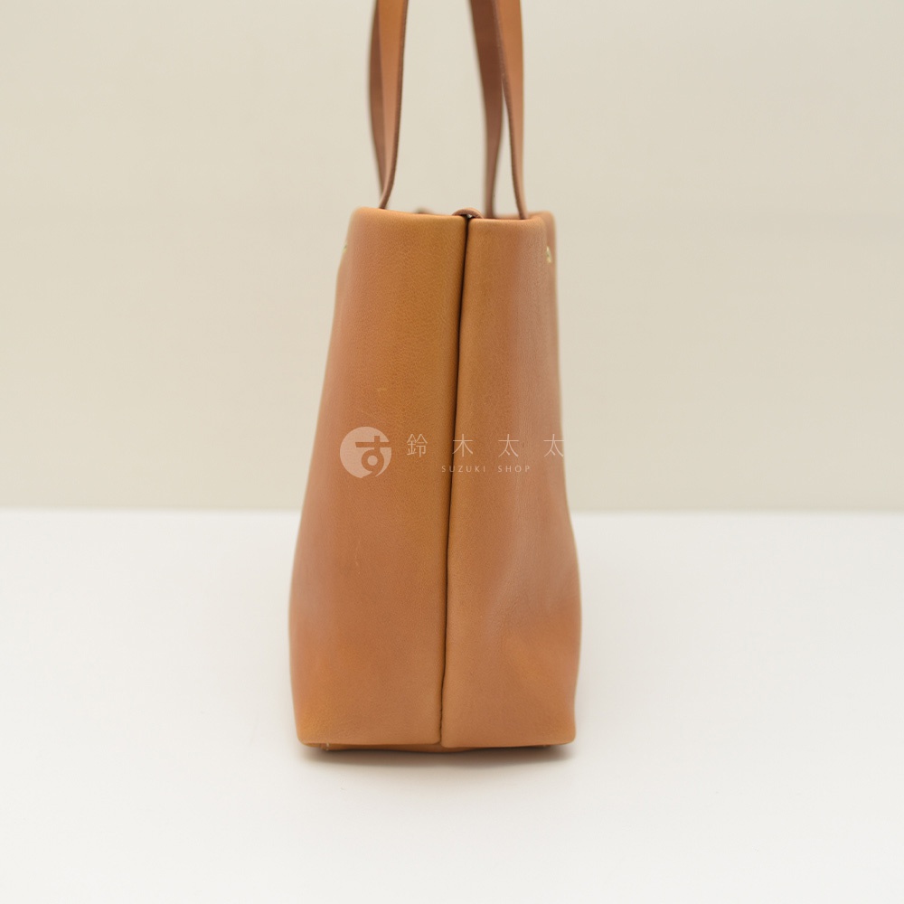 職人手作皮革4口袋極簡托特包 T-3，採棕褐色皮革製作，包身線條簡潔，配有兩條長提把。