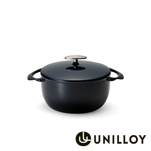 黑色琺瑯鑄鐵鍋，配有銀色把手，鍋身圓潤，兩側有提把。