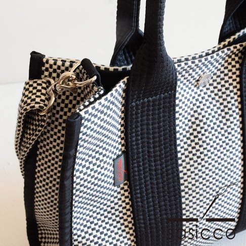 三河木綿刺子織兩用方形托特包，黑白格紋織紋，配有黑色手柄和可拆卸肩帶，銀色金屬扣環。