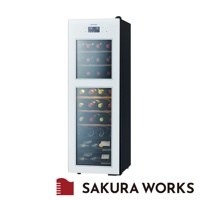 白色面板雙溫酒櫃，配有兩個玻璃門，可展示多層酒瓶，上方面板顯示數字溫度。