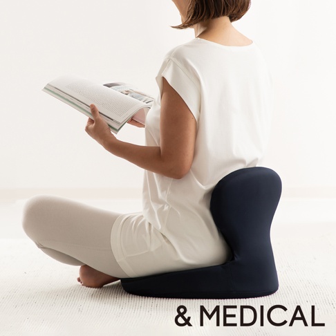 深藍色美姿正座椅，以柔軟布料製成，符合人體工學設計，提供背部支撐，適合盤腿或跪坐使用。