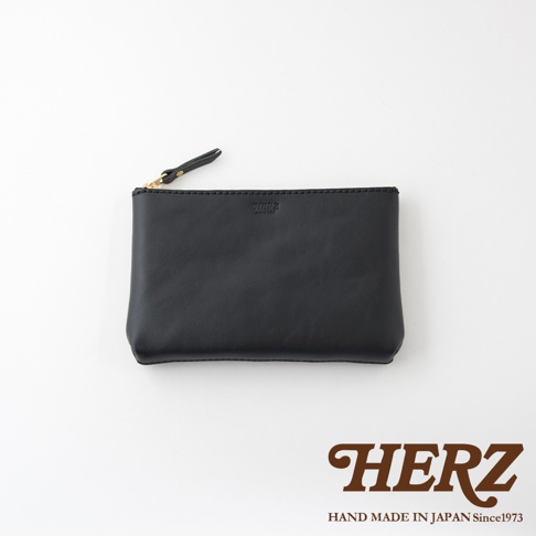 職人手作皮革長方形拉鍊收納包，黑色皮革，附有金色拉鍊及同色皮革拉頭，簡潔設計，品牌壓印於表面。