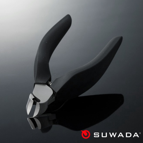 日本職人指甲剪-輕柔款，銀色金屬刀刃，黑色霧面防滑握柄，設計簡潔，適合精準修剪指甲。