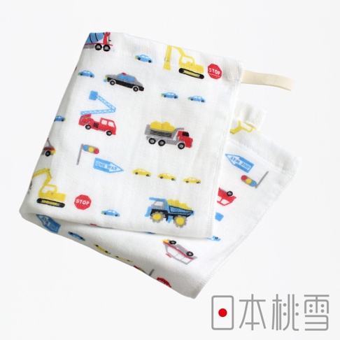 白色紗布方巾，印有鮮豔的工程車、警車、消防車、汽車及交通標誌圖案，材質柔軟，適合兒童使用。