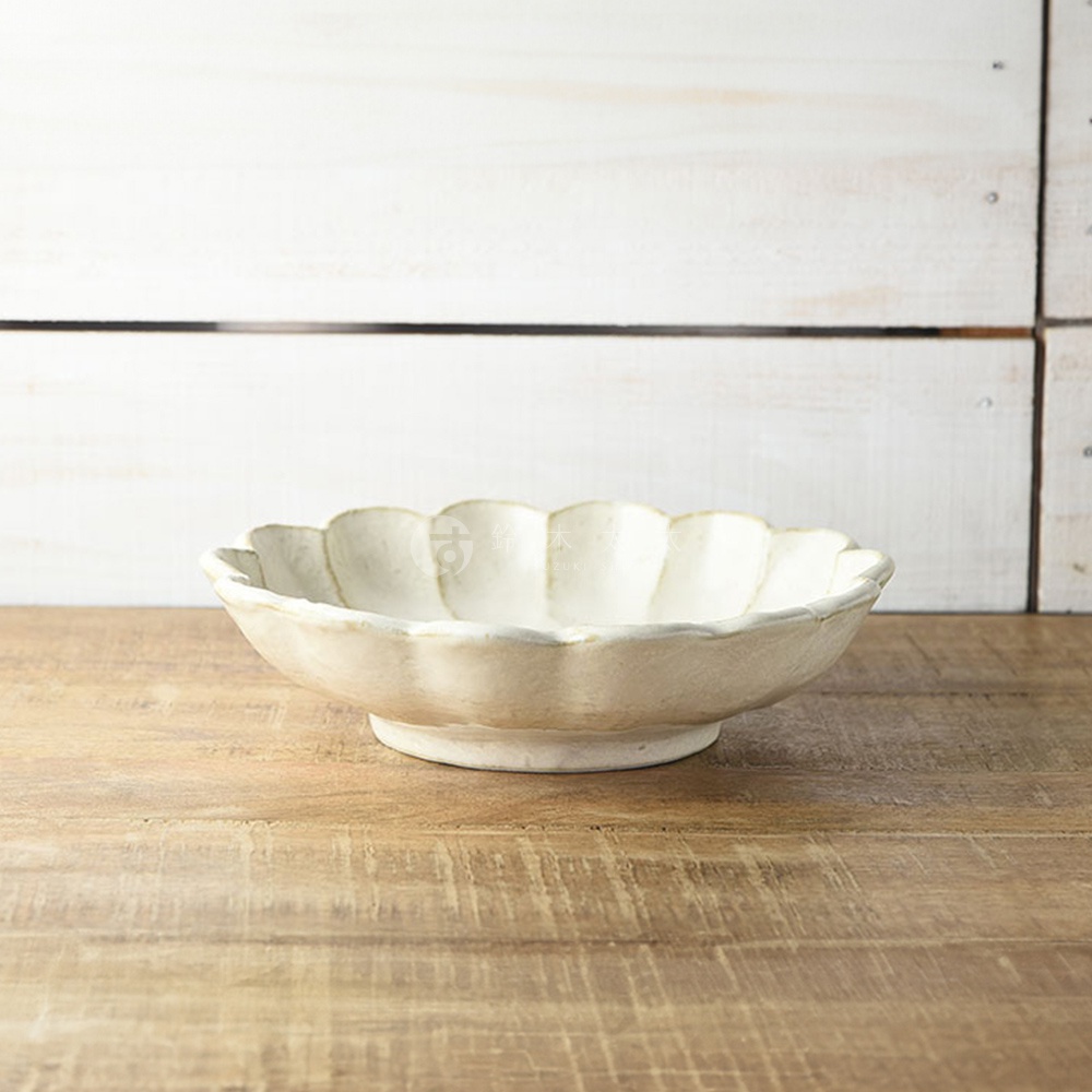 小兵美濃燒粉引沙拉盤，24公分，白色陶瓷，花瓣造型邊緣，質樸的釉面，帶有手工製作的溫潤感。