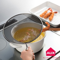 銀色金屬網蓋，直徑約 24 公分，用於覆蓋正在油炸的食物，網孔細密，可防止油噴濺。