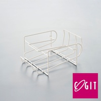 白色金屬線製成的滾動式寶特瓶專用雙層收納架，整體呈長方形，具有兩層傾斜的托架，可容納數個寶特瓶，方便拿取。