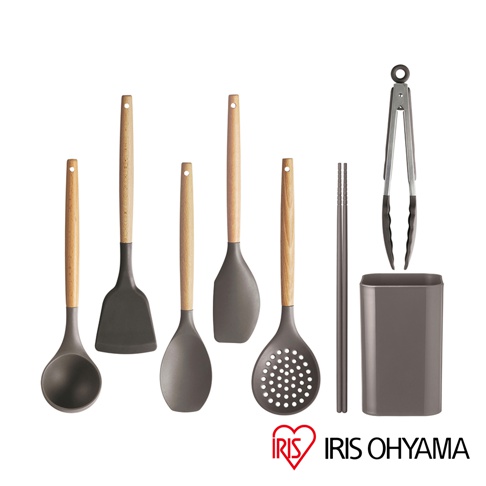 廚房用具7件組，包含湯勺、鍋鏟、炒勺、漏勺、夾子、筷子及收納架，皆為灰色矽膠材質搭配木質手柄。