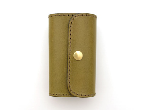 橄欖綠皮革鑰匙包，手工縫製，配有金色按扣。