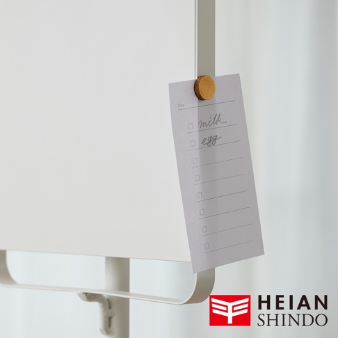 掛有待辦事項清單的白色磁吸板，清單上有“milk”和“egg”的字樣。