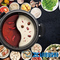 黑色圓形鴛鴦鍋，左側是紅色辣湯，右側是白色濃湯，鍋內有紅棗、丸子、香料等食材。鍋身兩側有黑色把手。周圍擺放著蟹腳、雞蛋、干貝、香腸、蝦等火鍋食材。