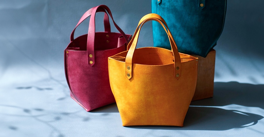 北海道KASANE 職人手作義大利Margot皮革迷你托特包，包含紅色、橘黃色及藍綠色等三款顏色，以簡約俐落的設計展現皮革質感。