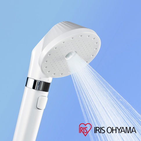 IRIS OHYAMA 蓮蓬頭正在噴灑細緻的水流，下方有品牌標誌。
