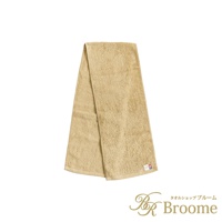 一條淺褐色（或稱卡其色）的純棉掛脖毛巾，質地柔軟，帶有明顯的毛圈，一角有品牌標籤。