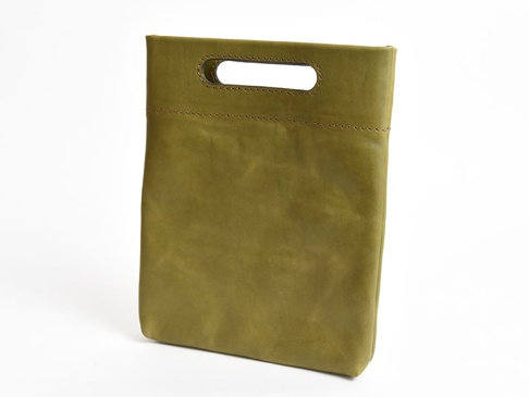 橄欖綠皮革製成的直式收納袋，頂部有提把，袋身有兩條橫向縫線裝飾。
