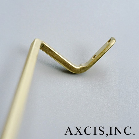 AXCIS 品牌標誌旁的黃銅彎鉤，用於懸掛物品。