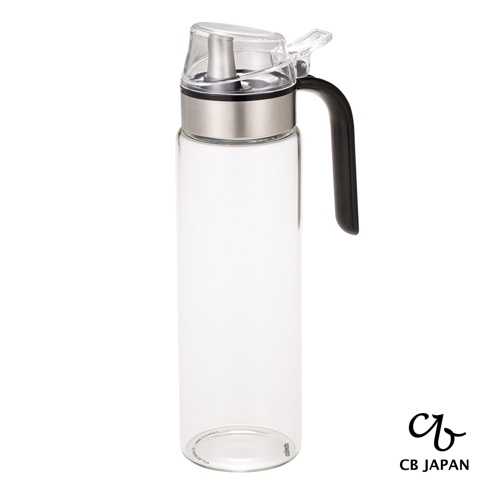 CB JAPAN atomico 系列耐熱防回流玻璃油罐，透明玻璃瓶身搭配黑色握把，頂部有金屬與透明塑膠製成的傾倒蓋。