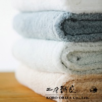 疊放的今治柔感浴巾，展現柔和的質感，顏色包含米白、淺藍、淺綠與淺粉。