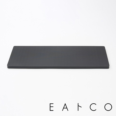 日製39公分黑色長方形砧板，表面有細緻的紋理，邊緣為圓角設計。