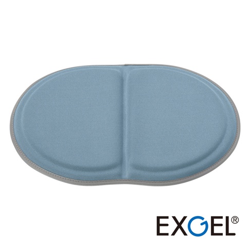 淡藍色MINI PUNI Plus坐墊，橢圓形設計，表面布料觸感柔軟，中央有明顯的縫線分隔成兩塊區域，邊緣為灰色包邊，整體呈現簡潔的風格。