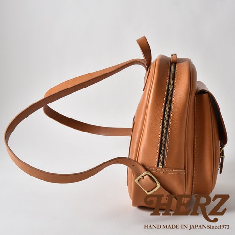 職人手作皮革迷你後背包，棕色。立體前口袋，拉鍊開合，可調節皮革肩帶，配有金屬釦環。