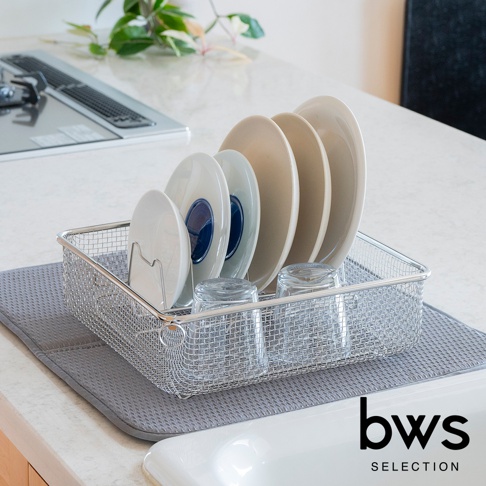 bws SELECTION 的不鏽鋼簡約瀝水架，上面放著白色和藍色邊緣的盤子，旁邊還有兩個玻璃杯。