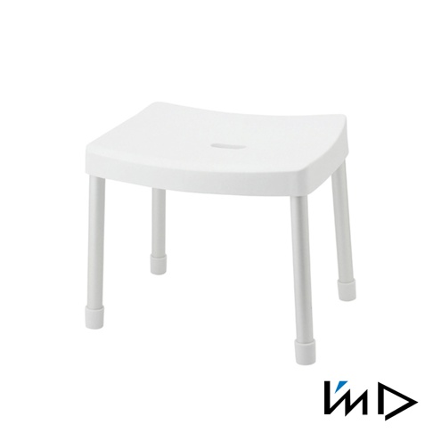 白色RETTO沐浴專用安全椅凳，採用塑膠材質，椅面呈弧形設計，中央有一個長條形排水孔，四支椅腳底部有白色防滑墊。